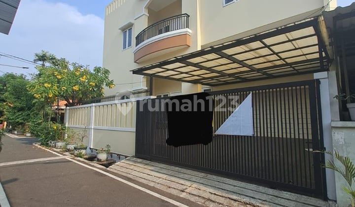 For Sale Furnished Corner House on Jl Kesehatan Petojo, Size 17 x 15