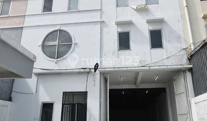 For Rent: Elang Laut Warehouse PIK, Land Area 10 X 30, Goods Lift Available.