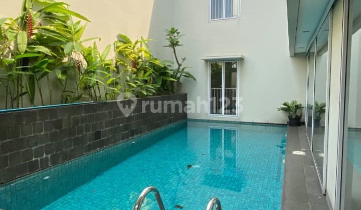 Rumah dengan Kolam Renang Siap Huni Disewakan di Kebayoran Baru