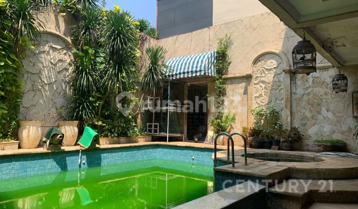 Rumah Siap Huni Dengan Kolam Renang Di Area Simprug