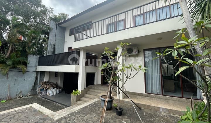 Rumah Cozy Disewakan Semi Furnished Dan Kolam Renang Di Kemang