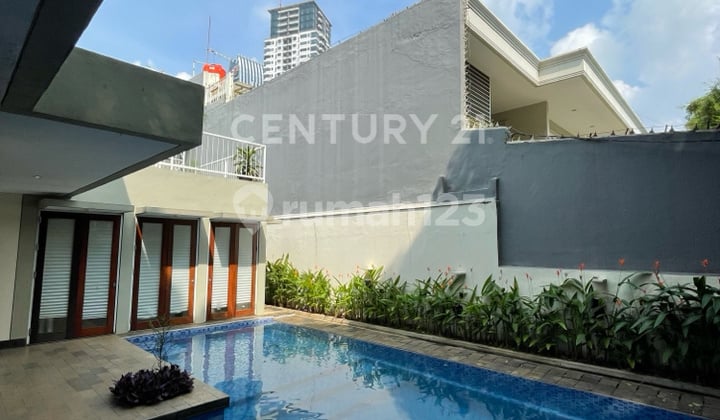 Rumah Dengan Rooftop Dan Kolam Renang Disewakan Di Kuningan