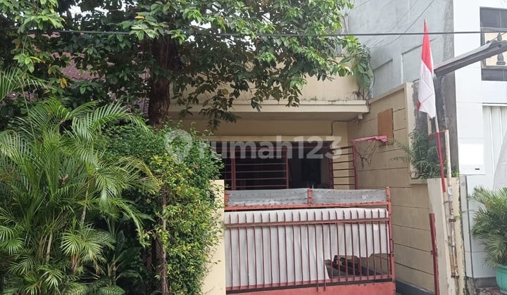 RUMAH LUAS 5 KAMAR TIDUR ADA GARASI DAERAH MATRAMAN, JAKARTA TIMUR