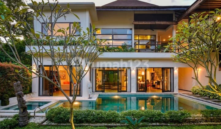 Villa Mewah Modern Tropis Dekat Pantai Mertasari Sanur