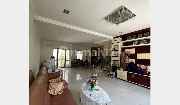 Disewa Rumah Florence Pik Uk 8X20 Semi Furnish 3 Lantai Ready