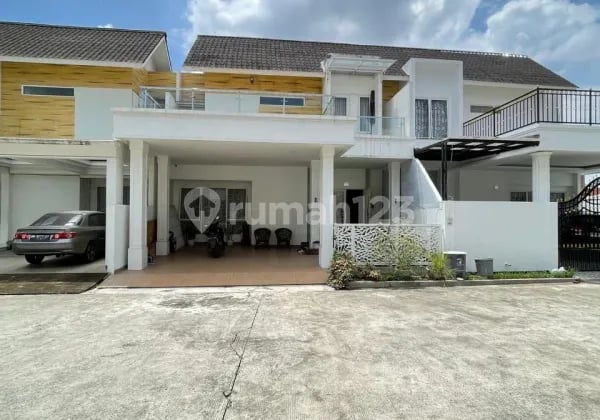 Dijual Rumah Mewah dan besar dalam Komplek Halton Place