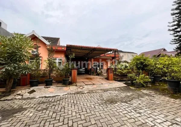 Dijual Rumah Komplek Daerah Menteng dengan Halaman Luas