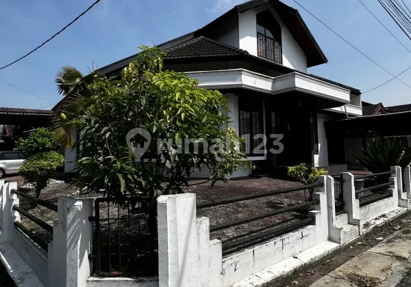 Dijual Rumah Besar Posisi Hook dengan Halaman Luas