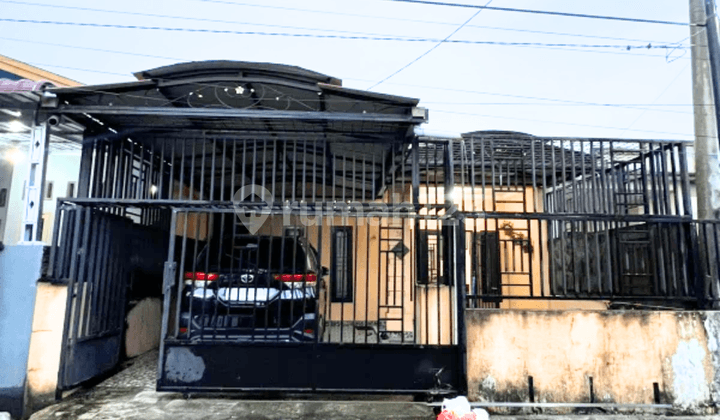Ready-to-Occupy House with Furniture Bonus in Medan Denai.