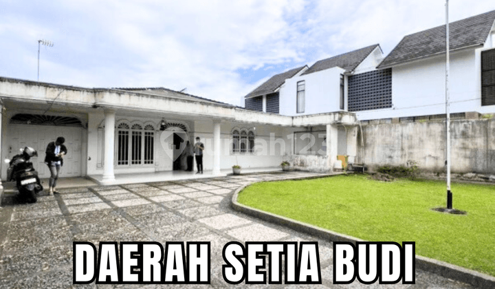Dijual Rumah dengan Halaman Luas Siap Renovasi Usaha