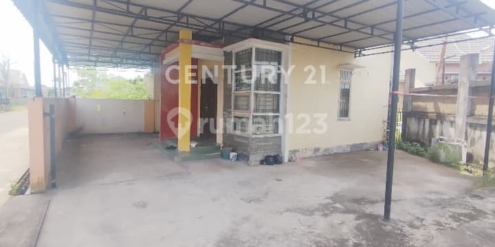 Rumah 1 Lantai dengan Halaman Parkir Luas di Jl. Tabrani Ahmad