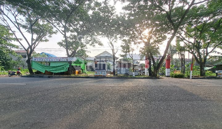 Large Land Next to Dr. Wahidin Street Suitable for Business