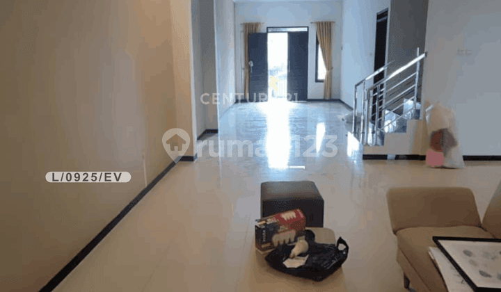 Two-Story House in a Beautiful and Strategic Environment in Mekarwangi, Bandung