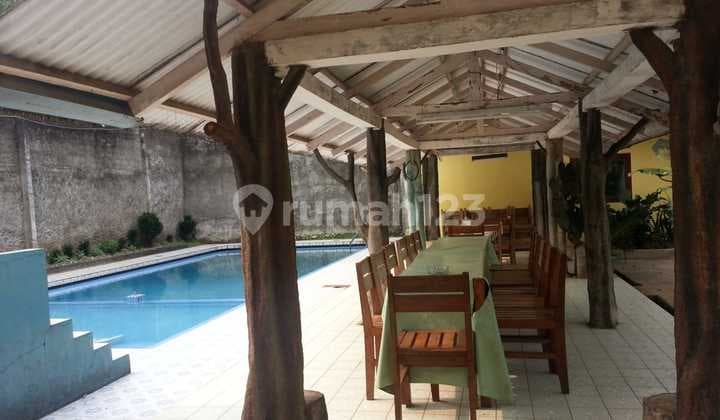 Villa Asri di Puncak dengan Kolam Renang dan Halaman yang Luas Strategis Depan Jalan Utama