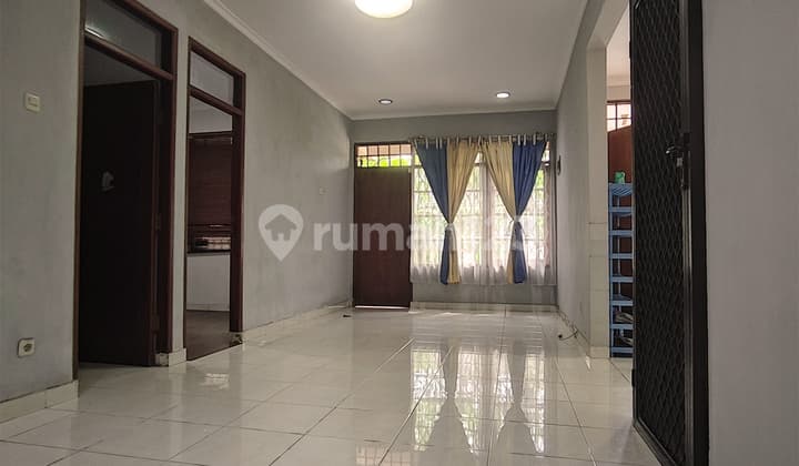 Ready-to-Occupy 1.5-Story House, 9 Meters Wide, Nusa Loka BSD Nusaloka, Bonus Front and Back Gardens, Located on Main Road Row.