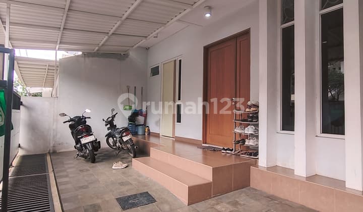 Turun Harga! Rumah Kost 3 Lantai, Khusus Wanita, Bintaro, 6 Menit Jalan Kaki ke Stan, Siap Pakai