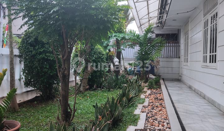 Rumah 1 Lantai dengan Inner Garden Luas, Furnished, Kavling Gandeng, Pondok Indah Jakarta Selatan