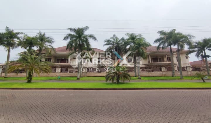 Dijual Rumah Besar Megah di Araya Malang