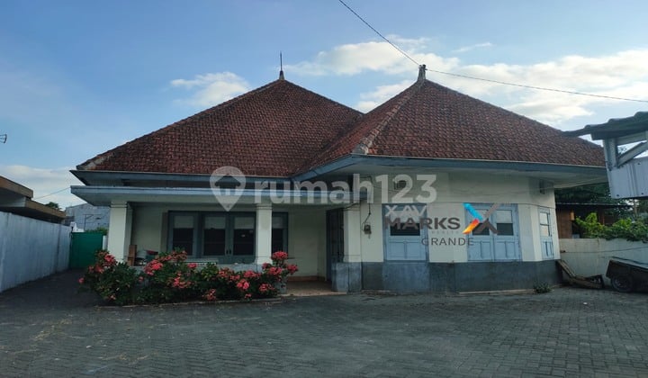 For Rent Vintage House Spacious Yard Suitable For Business On La Sucipto Malang