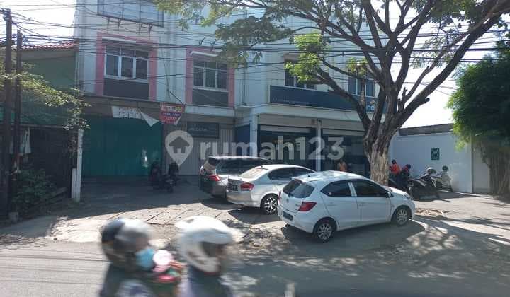 Ruko Tengah Kota di Arteri Soekarno Hatta