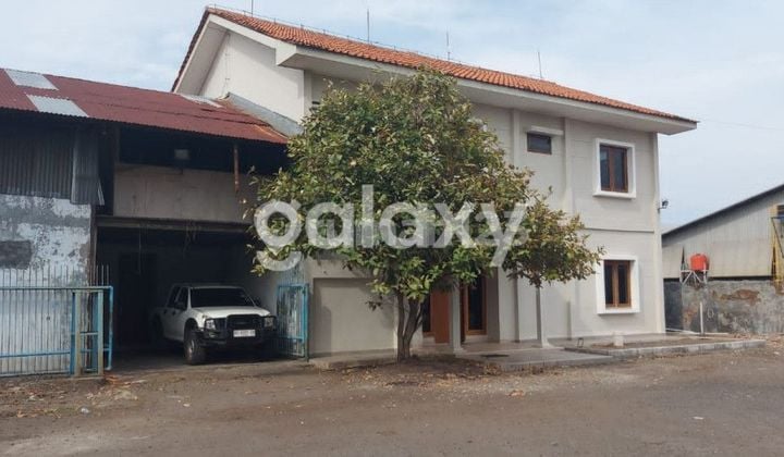 Gudang besar di pinggir jalan raya