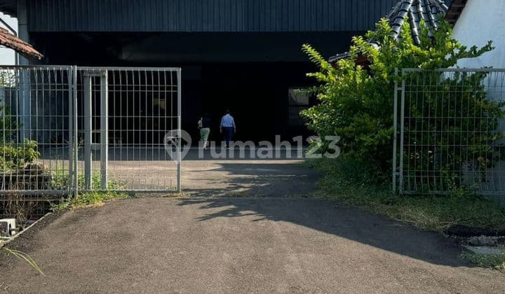 Gudang Besar Siap Pakai Di Pinggir Jalan Raya