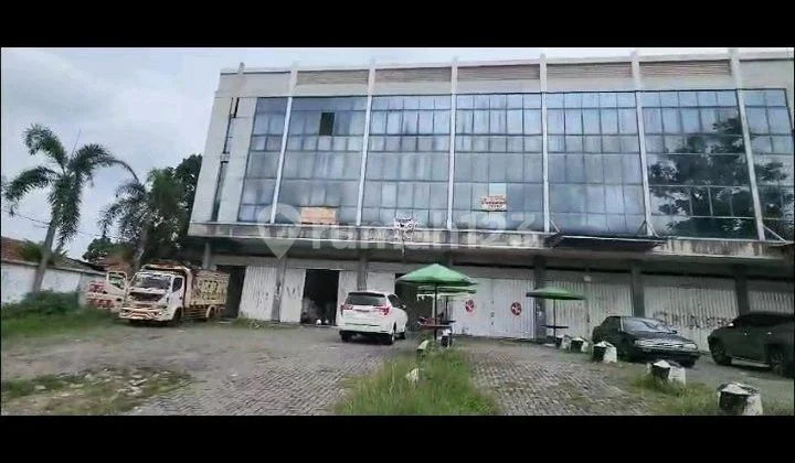 3-Story Shop House in Banyumanik Area 3-Story Shop House in Banyumanik Area