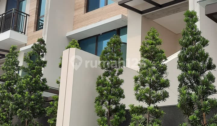Modern luxury house perfect for young families in South Jakarta