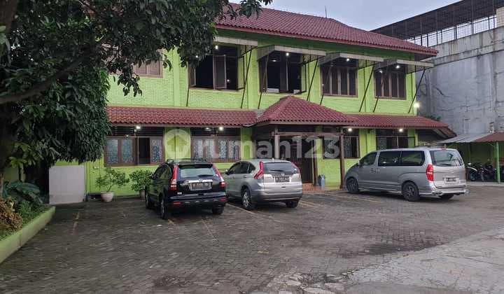 Bangunan Rumah Makan Lengkap Terawat di Jalan Ciawi Bogor