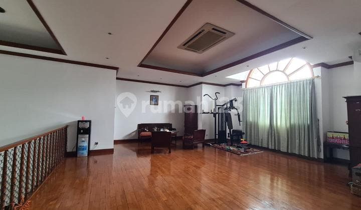 Rumah Menteng Hoek Semi Colonial Design di Jalan Purwakarta