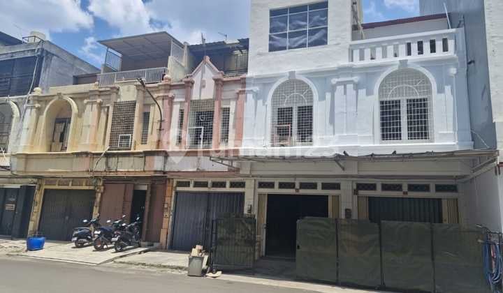 2.5-Storey Shophouse in a Strategic Location at Ruko 1000 Complex, Near Cengkareng Ringroad, West Jakarta