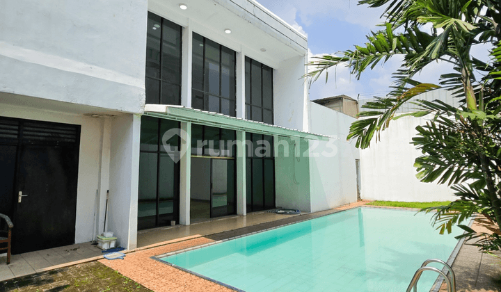 Spacious Flood-Free 2-Story House 7 Minutes From Gunawarman + Large Swimming Pool