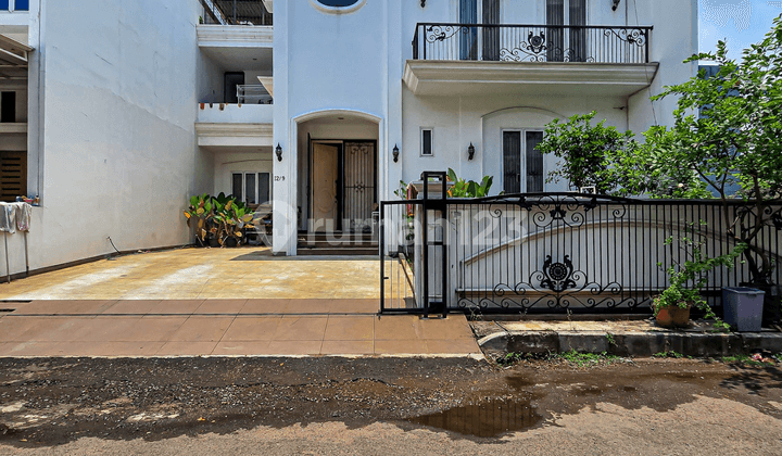 Rumah 2 Lantai di Kompleks di Green Garden Jakarta Barat SHM