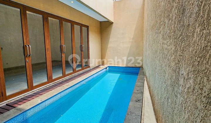 Rumah 2 Lantai di Kemang Siap Huni Ada Kolam Renang SHM