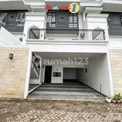 Rumah american classic di pejaten warung buncit ada lift dan pool