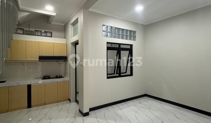 Dijual Rumah Baru Strategis 2 Lantai di Taman Kopo Indah