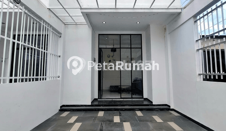 Dijual Townhouse Cakep Full Furinish Jl Medan Area Selatan - Daerah Sutrisno