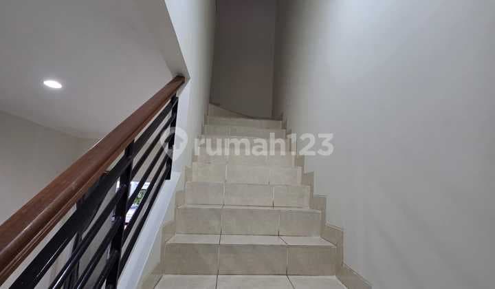 Disewakan Rumah Rapih 2 Lantai Hadap Utara di Cluster Canary Springs - Gading Serpong - Tangerang