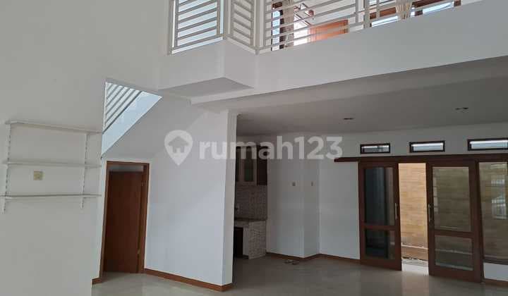 Rumah Murah 2 Lantai di Komplek Cipedes Tengah Pasteur Bandung