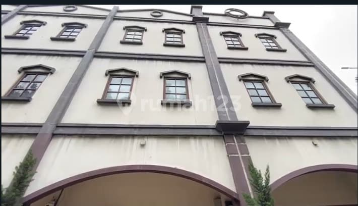 Ruko Rendeng 3 Lantai Strategis di Surya Sumantri Bandung