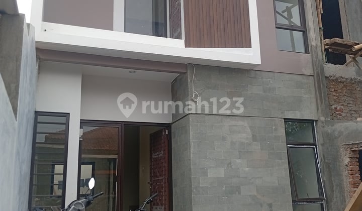 Rumah Baru Modern Tropis Dekat Griya di Arcamanik Kota Bandung