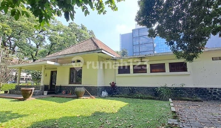 Rumah Hoek Klasik Asri Luas di Sayap Cipaganti Bandung Utara