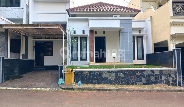 Furnished Luas 190 di Pesona Khayangan Rumah Disewakan