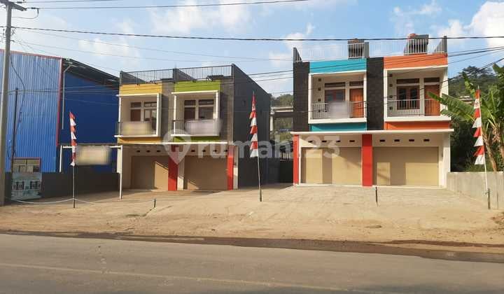 Beautiful ready-to-use shop house in a strategic location on Mainroad Padalarang.