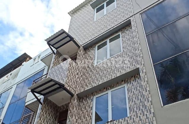 Ruko Bagus Boulevard Taman Palem Lestari. 4 Lantai . Bagus . Full Renovasi