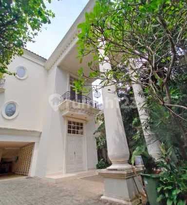 Rumah disewakan di Kemang Dalam Posisi Strategis