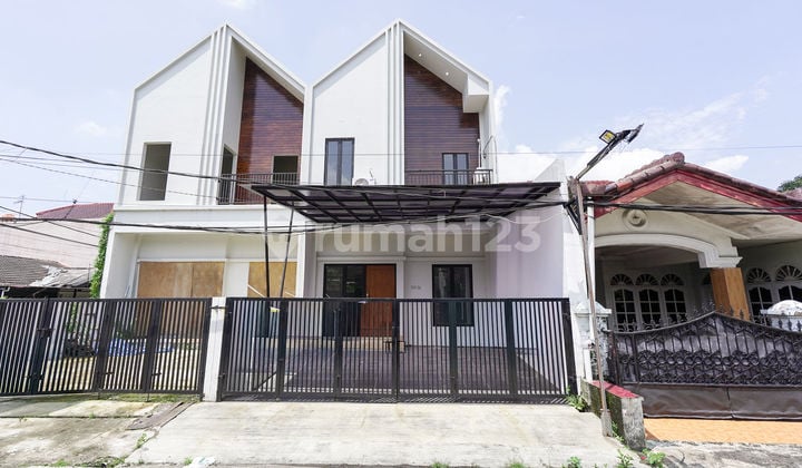2-Carport House, 15 Minutes to Living World Kota Wisata, Ready to Occupy J40233