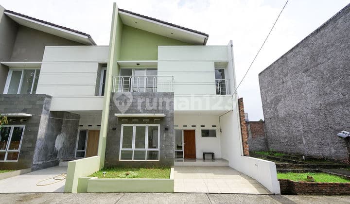 Rumah Luas Dekat Mall Cibubur Hadap Utara Siap Huni Dibantu KPR J-40236