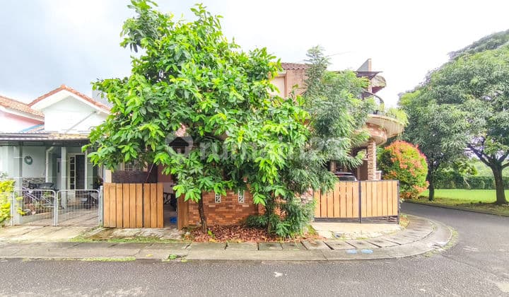 Beautiful Corner House, 10 Minutes to Rawa Buntu Station, South-Facing J37042