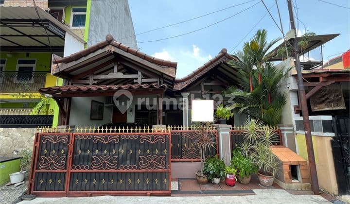 Rumah 10 Menit ke Summarecon Mall Bekasi SHM Hadap Selatan J-38536